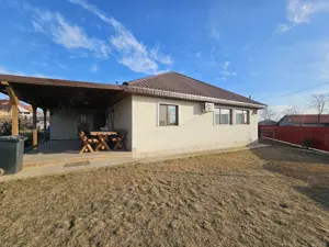 Casă de vânzare - 3 dormitoare, salon spațios, anexă și teren generos - 648 mp - imagine 2