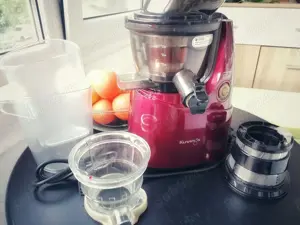 Storcator de fructe si legume cu presare la rece Kuvings B6000