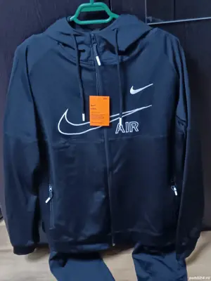 Vând Teniguri ,Tricouri Bluze,ce se vede în poze.