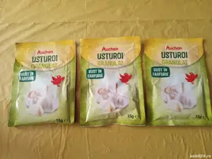 Trei plicuri sigilate cu usturoi granulat, uscat măcinat 