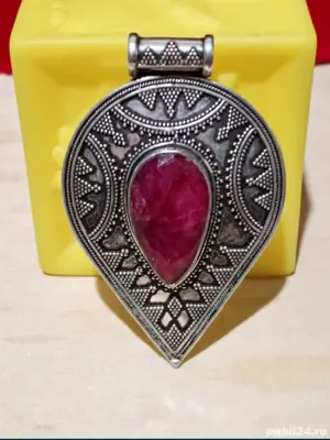 Medalion viking suedez din argint cu rubin 