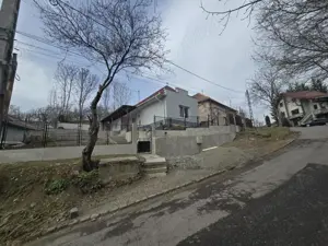 Vând casă în Reghin, într-o zonă liniștită, cu o priveliște superbă, aproape de centru