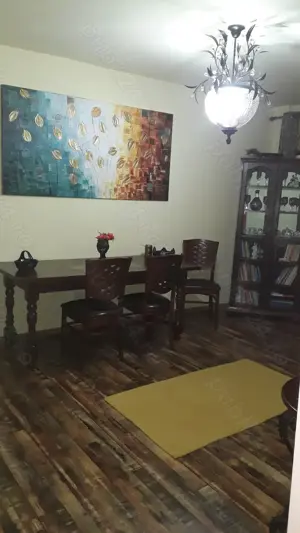 Vand apartament ultracentral, in Găesti, cu 4 camere decomandate, ( bucatarie, 2 bai si 2 balcoane).