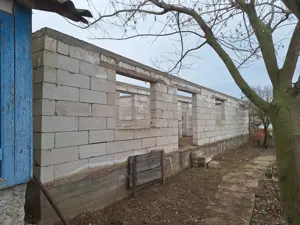 Casă de vânzare + teren - construcție nouă neterminată - imagine 2