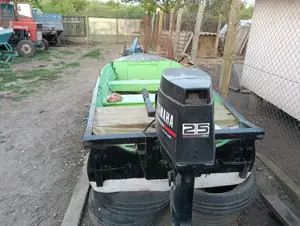 Vînd barcă cu motor 