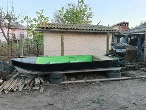Vînd barcă cu motor 