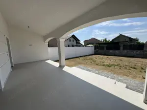 Casa cu 5 camere, 3 bai si garaj in Dumbravita  - imagine 2