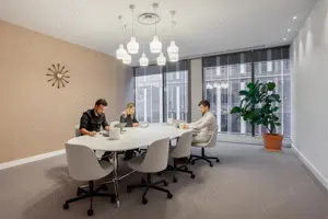 Spațiu de birou frumos proiectat pentru 4 persoană în Spaces Expo