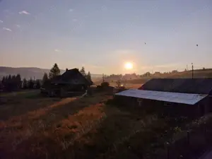 Vând teren si casa istorica Giurcuța de Sus pe malul lacului  - imagine 4