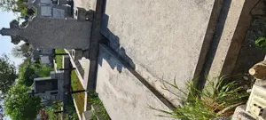 Două locuri de veci de vânzare.