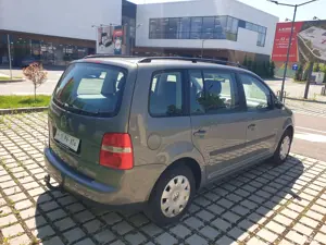 vw touran 1,6 benzină mpi  102 cp - imagine 3