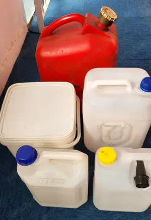 Bidoane plastic 5,10 si 20 L si galeata patrata cu capac 10 L