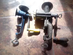 Vând 2 mașini, de carne și măcinat piper, vechi americane