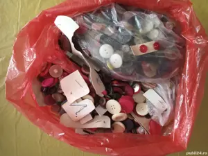 Un săculeț plin cu nasturi diverși 