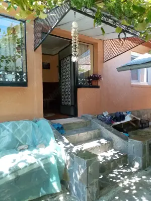 Casa de vânzare cu gradina generoasa 