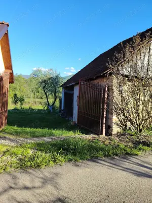 Teren 800 mp în Sarmizegetusa, cu anexă veche (demolabilă), ușor în pantă