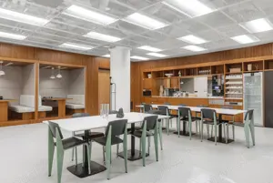 Birouri ce pot fi personalizate pentru 15 persoane în Spaces Campus 6