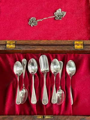set 7 lingurite + ornament din argint in cutie vintage din lemn