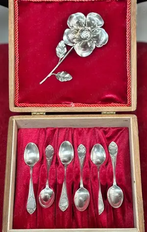 set 6 lingurite + ornament floral din argint in cutie vintage din lemn