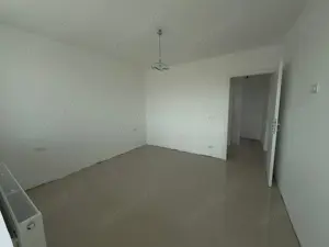 Renovat integral, luminos, etaj intermediar ! - imagine 3