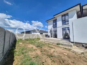 AX1030 Mosnita Noua, 1/2 Duplex Despartit Prin Camera Tehnica