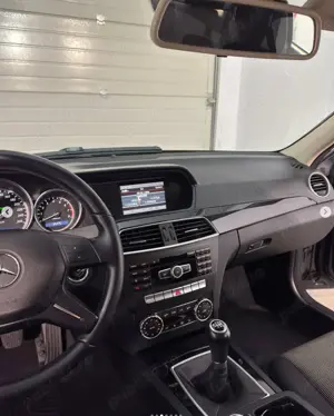 Mercedes C180, benzina,unic proprietar pe carte, cutie manuala 6 trepte, prima inmatriculara 2014 - imagine 2