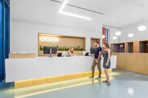 Spațiu de birou privat pentru 5 persoane în Regus Central Business Plaza Tower 3