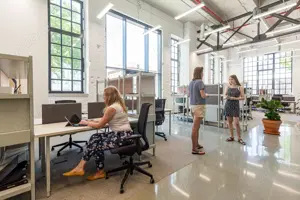 Alăturați-vă unui mediu de co-working cooperativ în Regus Central Business Plaza Tower 3