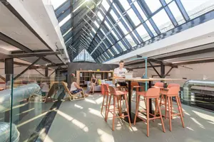 Spațiu de birou privat pentru 1 persoană în Regus Central Business Plaza Tower 3