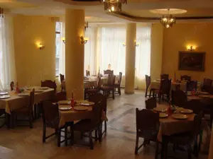 Predeal - Inchiriez PENSIUNE de 1000 MP pe Str. TREI BRAZI nr. 64 - imagine 3