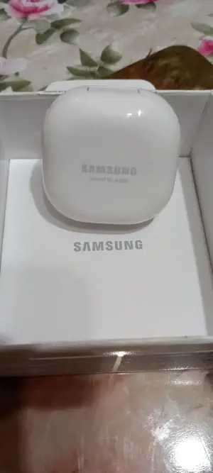 Vând căști wirless samsung galaxy buds live de culoare albe - imagine 2