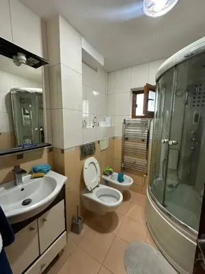 Vand casa cu garaj Piata Mare