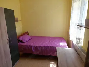 Inchiriez o camera la casa  Central.