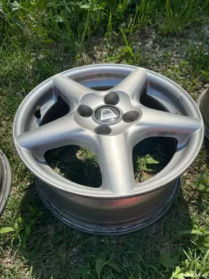 Jante de aliaj pentru Logan