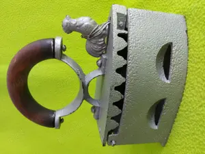 Fier de calcat vechi, pe carbuni, model 2