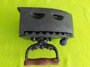 Fier de calcat vechi, pe carbuni, model 1