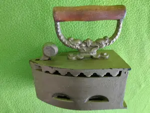 Fier de calcat vechi, pe carbuni, model 2