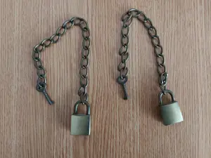 Set de doua lacatele vechi - functionale, cu cheie - imagine 2