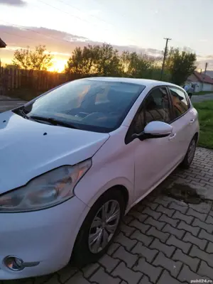 Peugeot 208 - imagine 2