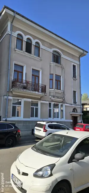 propietar vînd apartament cu 3 camere decomandat in vilă etaj 1 din2 zonă centrală Hala Traian