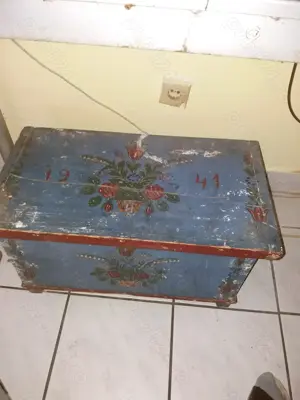 lada de zestre cu lalele