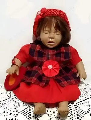 Păpușă vinil, expresiva