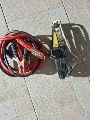 vand cabluri noi si cric pentru masina.
