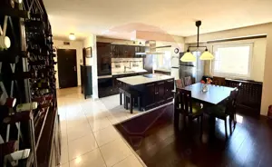 Apartament cu 3 camere de vânzare în zona Dambovita