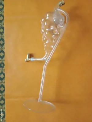 Sticla de vin in forma de strugure 