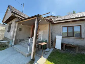 Vand casa in Deva, zona Calugareni, constructie din caramida din anul 1970, in curs de renovare, 