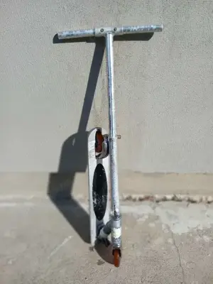 Trotineta pliabila din aluminiu