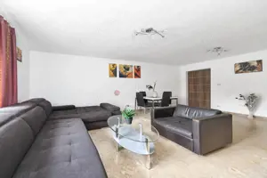Casa renovata 2024 cu 2 apartamente