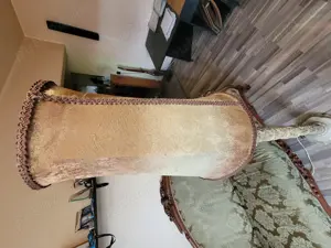 Vand o veioza deosebita cu picior de material compozit de mare calitate. Vechime minim 50 de ani