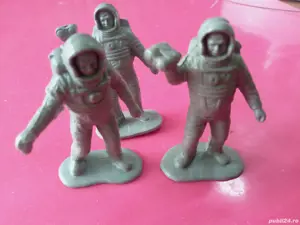 3 astronauți figurine 